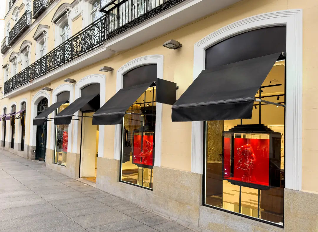 Façade vitrine de magasin en aluminium sur mesure à Rouen